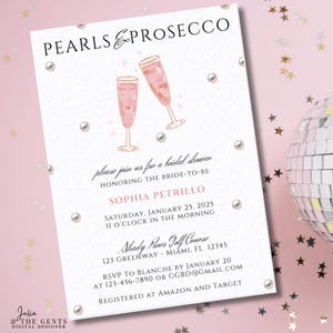 Op de afbeelding: Een bruidsdoucheinvitatie met een roze en wit ontwerp. De uitnodiging toont twee champagneflutes met roze, sprankelende vloeistof en een parelmoerontwerp. De tekst op de uitnodiging luidt "Pearls & Prosecco" en "Nodig je uit voor een bruidsdouche ter ere van de aanstaande bruid Sophia Petrillo".