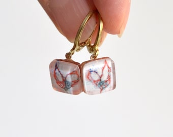 Pendientes de bellota de vidrio, aro de latón pintado a mano, encanto de vidrio pintado a mano, joyería del bosque del núcleo de la cabaña, regalo de cumpleaños único para la novia