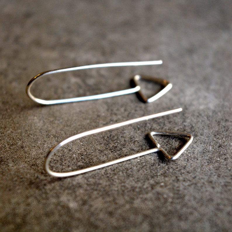 Pendientes de plata triangulares, joyería geométrica escandinava, pendientes de flecha minimalistas, alambre de plata Argentium, regalo menor de 25 años para hija imagen 5