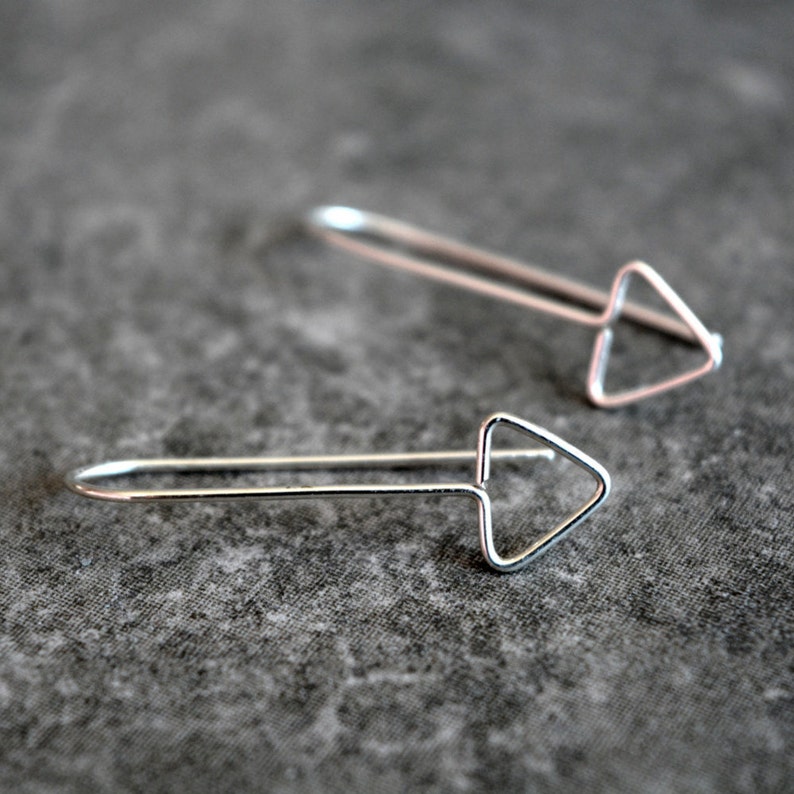 Pendientes de plata triangulares, joyería geométrica escandinava, pendientes de flecha minimalistas, alambre de plata Argentium, regalo menor de 25 años para hija imagen 3