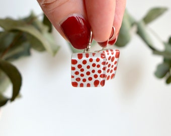 Ohrringe aus recyceltem Glas, Sterling Silber, Purpurroter Polka Dot, Moderner Retro-Schmuck, Einzigartiges Geschenk unter 50, Nachhaltiges Geschenk für Frauen