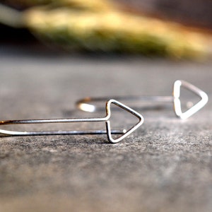 Pendientes de plata triangulares, joyería geométrica escandinava, pendientes de flecha minimalistas, alambre de plata Argentium, regalo menor de 25 años para hija imagen 1