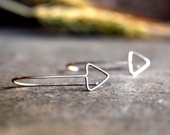 Boucles d'oreilles argent triangle, bijoux géométriques scandinaves, boucles d'oreilles flèche minimalistes, fil argent argentium, cadeau moins de 25 ans pour fille