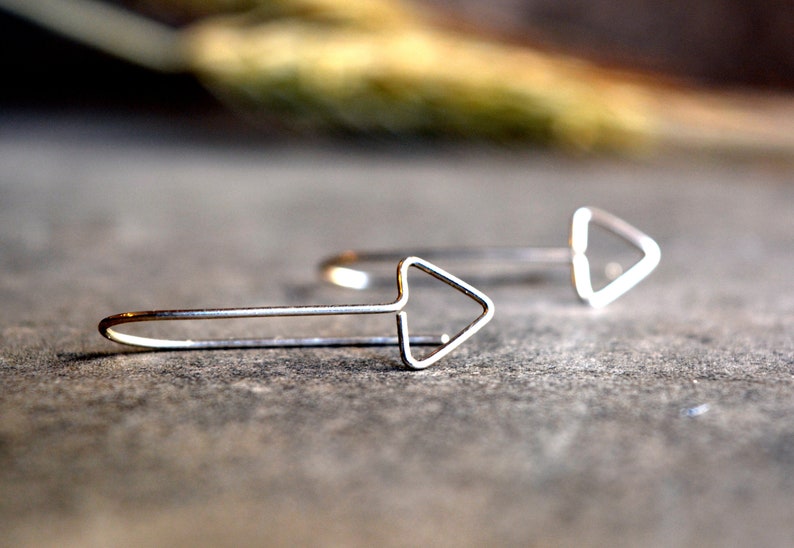 Pendientes de plata triangulares, joyería geométrica escandinava, pendientes de flecha minimalistas, alambre de plata Argentium, regalo menor de 25 años para hija imagen 1