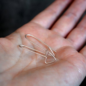 Pendientes de plata triangulares, joyería geométrica escandinava, pendientes de flecha minimalistas, alambre de plata Argentium, regalo menor de 25 años para hija imagen 6