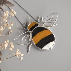 Witrażowy łapacz słońca w kształcie trzmiela. Niepowtarzalna dekoracja ścienna, prezent dla pszczelarza.