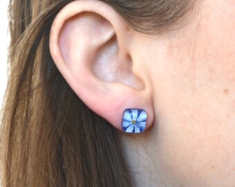 Cute daisy earrings, Blue and white everyday ear studs, Unique gift for mom, Flower earrings, Fused glass jewelry, Spring gifts under 50