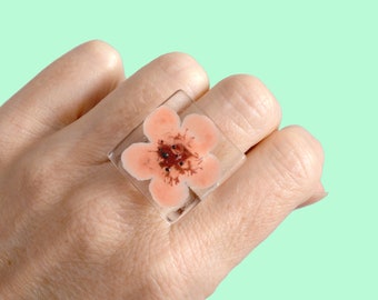 Kirschblütenring, Pfirsich rosa handbemalter Blumenring, recyceltes Glas und Emaillen, verstellbare Größe, florale Geschenke für sie, Sakura Schmuck