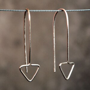 Pendientes de plata triangulares, joyería geométrica escandinava, pendientes de flecha minimalistas, alambre de plata Argentium, regalo menor de 25 años para hija imagen 2