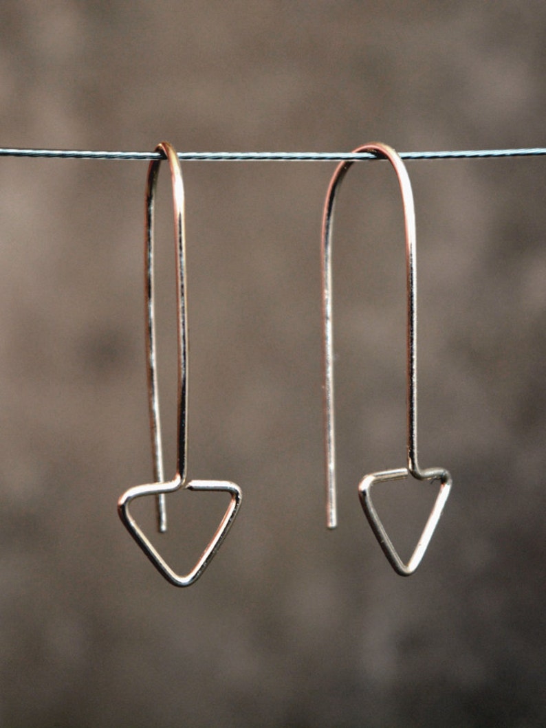 Pendientes de plata triangulares, joyería geométrica escandinava, pendientes de flecha minimalistas, alambre de plata Argentium, regalo menor de 25 años para hija imagen 2