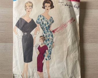 Può includere: Modello di cucito vintage Vogue Paris Original per un abito, disegnato da Jacques Griffe. Il modello presenta tre donne che indossano diversi stili di abiti. Il numero del modello è 1487.