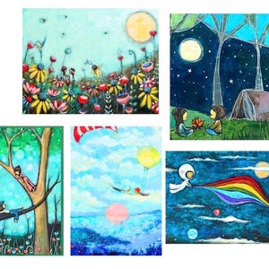 Puede incluir: Una colección de cinco pinturas caprichosas. Una representa un campo de flores coloridas bajo una luna amarilla. Otra muestra dos figuras cerca de una tienda de campaña bajo un cielo estrellado. Otras pinturas muestran figuras en árboles, volando y en el espacio.