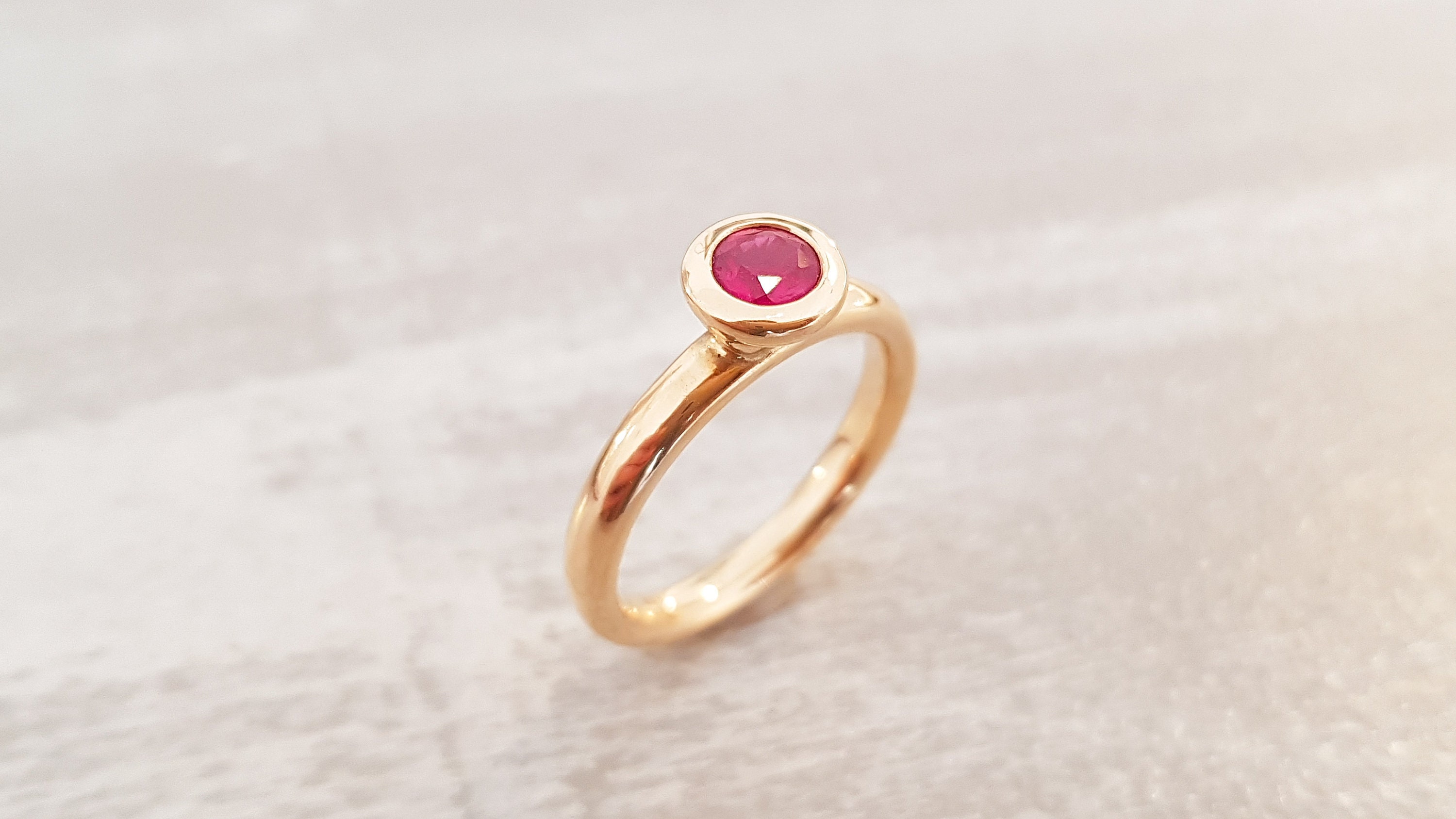 Balancering * Eleganter Goldring aus 585er Rosègold und einem runden facettierten Rubin Rubinring