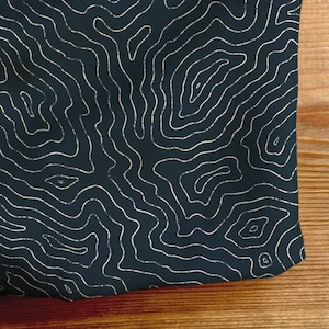 Seidenschal oder Satinschal, Bandana in tiefblau mit cremefarbenen Erhebungsstreifen, zum Bergsteigen, Wandern, Geologie, Geschenk für Sie