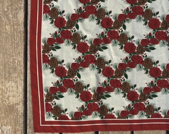 Bufanda de seda o satén con rosas rojas Bufanda de arte vintage con motivos botánicos navideños victorianos Pañuelo floral Accesorio de moda clásico