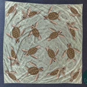 Szalik Baby Turtles z jedwabiu lub satyny w kolorze pastelowego błękitu, fale oceanicznej wody, 16 cali, 26 lub 36 cali, kwadratowy szalik, miłośnik zwierząt żółwiowych, szalik morski