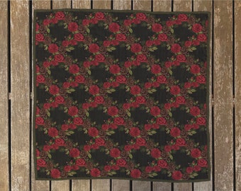 Bufanda de rosas navideñas con corona de rosas vintage oscuras y melancólicas, bufanda de seda o satén de 16, 26 y 36 pulgadas, tallas pequeña, mediana y grande, roja y verde sobre negro