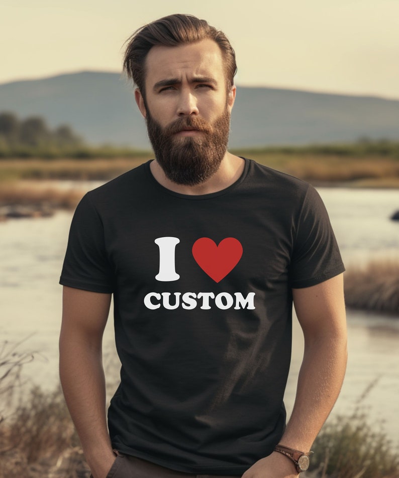 Puede incluir: Una camiseta negra con un gr&aacute;fico blanco que dice "I &hearts; CUSTOM". El coraz&oacute;n es rojo.
