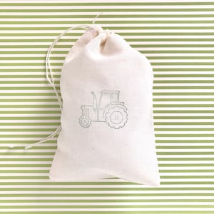 Könnte beinhalten: Eine weiße Baumwoll-Kordeltasche mit einem grünen Umriss eines Traktors auf der Vorderseite.
