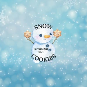 Könnte beinhalten: Aquarellillustration eines Schneemanns, der Lebkuchen hält. Der Schneemann hat eine Karottennase, Knopfaugen und einen lächelnden Mund. Der Text auf dem Bild lautet "SNOW Perfume Oil 15 ML COOKIES" auf blauem Hintergrund mit Schneeflocken.