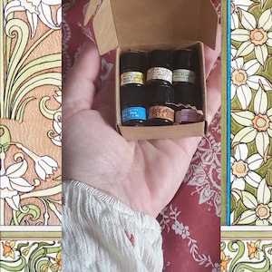 Itty Bitty Sample set| READ DESCRIPTION  * 2 ML * Small Dram *  Find Your Signature Scent * Customize Your boxed set! * New Scents Added