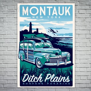 Puede incluir: Una camioneta station wagon vintage azul verdoso con paneles de madera y tablas de surf en el techo. El coche está aparcado en una playa con un faro en el fondo. El texto "Montauk New York" y "Ditch Plains" es visible en el cartel.