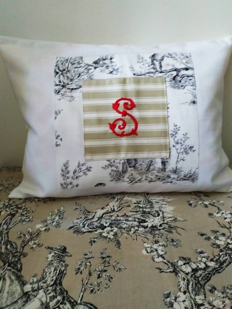 Housse de Coussin Français Vintage avec Toile Jouy et S Initial Brodé à La Main, Décor Country, Jouy