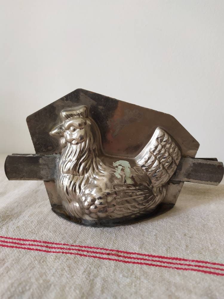 Vintage Français Hen Chicken On A Basket Chocolate Mold Moule 13 cm/5 ~ Metal ~Pâques Collectible Vi