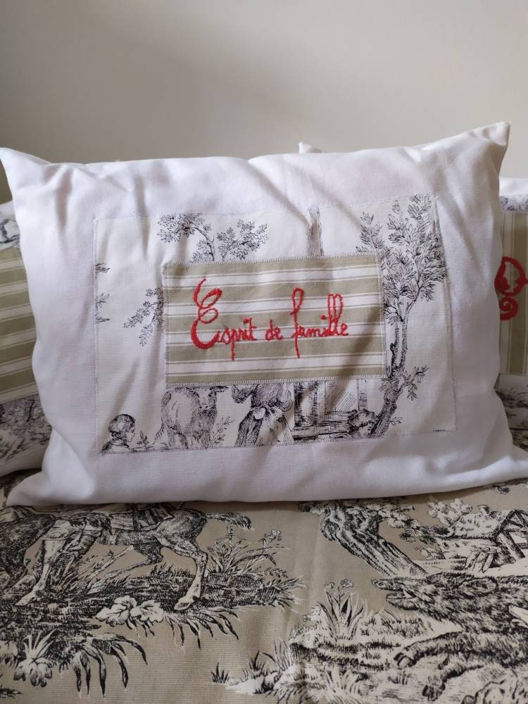 Housse de Coussin Français Vintage avec Toile Jouy et Esprit Famille Brodé à La Main, Décor Country,