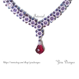 Könnte beinhalten: Eine zarte Halskette mit einem tropfenförmigen roten Kristall-Anhänger. Die Halskette ist aus kleinen lila und weißen Perlen gefertigt, die in einem Blumenmuster angeordnet sind. Der Text "Tutorial" ist über der Halskette sichtbar.
