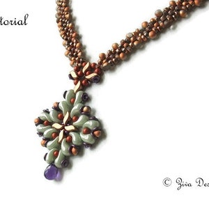 Może przedstawiać: Naszyjnik z brązowym i zielonym koralikowym wisiorem w kształcie kwiatu. Wisiorek jest przymocowany do brązowego koralikowego łańcuszka.
