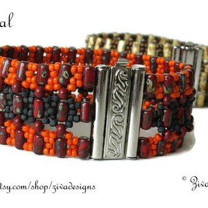Könnte beinhalten: Nahaufnahme eines mehrfarbigen Perlenarmbands mit einem silbernen Verschluss. Das Armband besteht aus orangefarbenen, roten und schwarzen Perlen. Der Text "Tutorial" ist oben im Bild sichtbar.