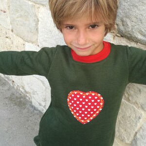Vestido de inverno para meninas verde escuro com aplicação de coração vermelho