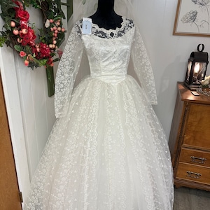 Claudia is a vintage 1960s wedding dress in great condition