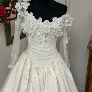 Francesca is a vintage wedding gown from 1990s image 2