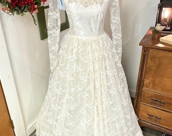 Grace is a 1950s wedding dress/gown