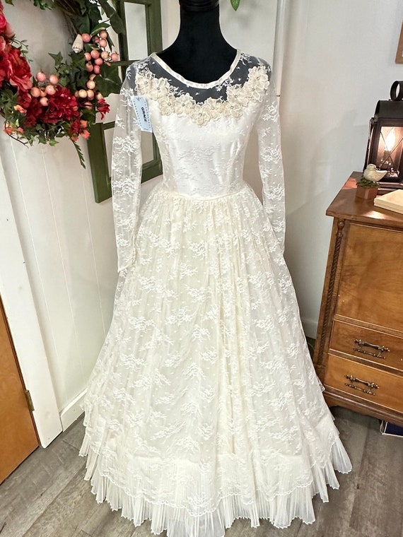 Grace is a 1950s wedding dress/gown