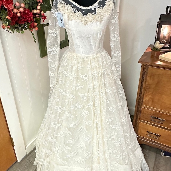 Grace is a 1950s wedding dress/gown