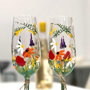 Bride and Groom Champagne Glasses, Wedding Flutes, Rustic Wedding decorations, Wildflowers decor, Bride and Groom gift, Mom birthday Gift