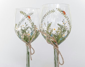 Hand painted wine glasses | Wild flowers wine glasses | Wine gift | Kitchen decor | Wine lover gift | Gift for mom | Daisy Lover -  Set of 2