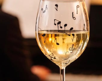 Copa de vino con notas musicales pintadas a mano / Regalo para músicos