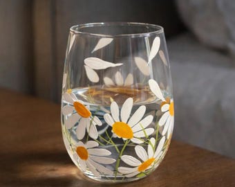 Daisy Stemless Wine Glass, Hand Painted Daisy Glass, Gift for Mom, Daisy Lover Gift, Birthday Gift, Summer Floral Decor, Girlfriend Gift
