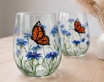 Copa de vino pintada a mano / Regalo de vino / Mariposa monarca / Regalo para amantes del vino / Regalo para mamá / Amante de la monarca / Flores azules / Precio por artículo