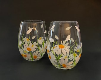 Daisy Hand Painted Wine Glasses, White Daisy Wine Glass, Gift for Mom, Floral wine glasses, Hand Painted White Daisy Tumbler, Set of 2