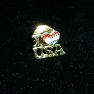 Tack Pin Avon &quot; I Luv USA &quot; gold tone Enamel Red White Blue
