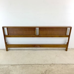 Mid-Century Walnut and Cane Front Headboard King Bild 4