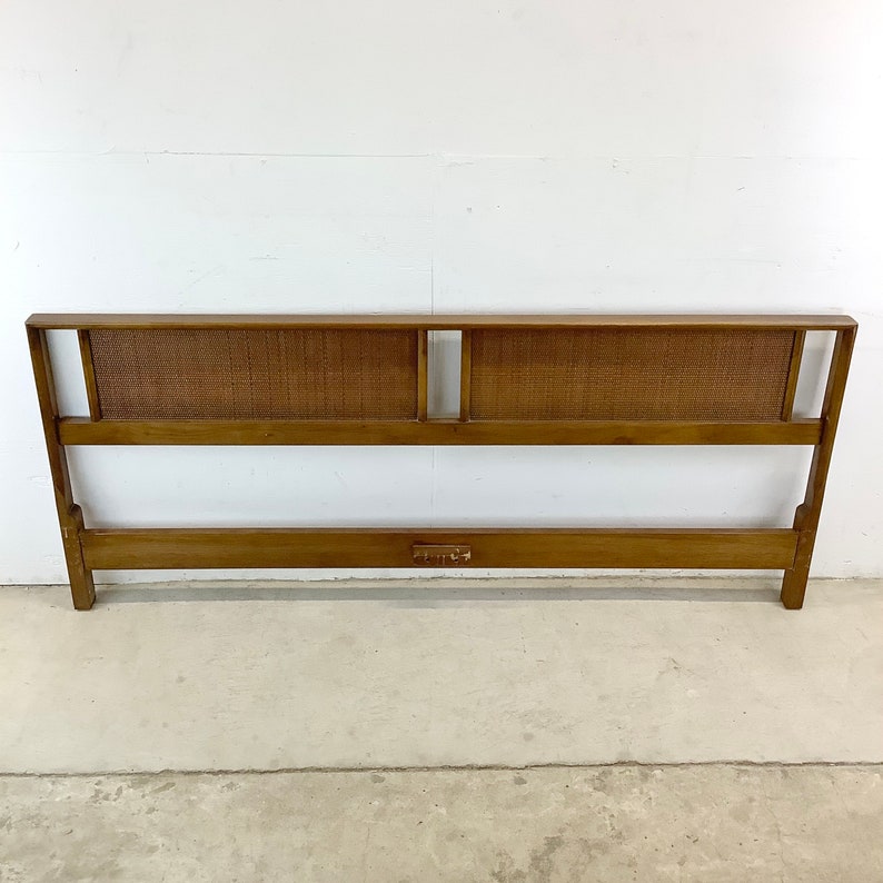 Mid-Century Walnut and Cane Front Headboard King Bild 4