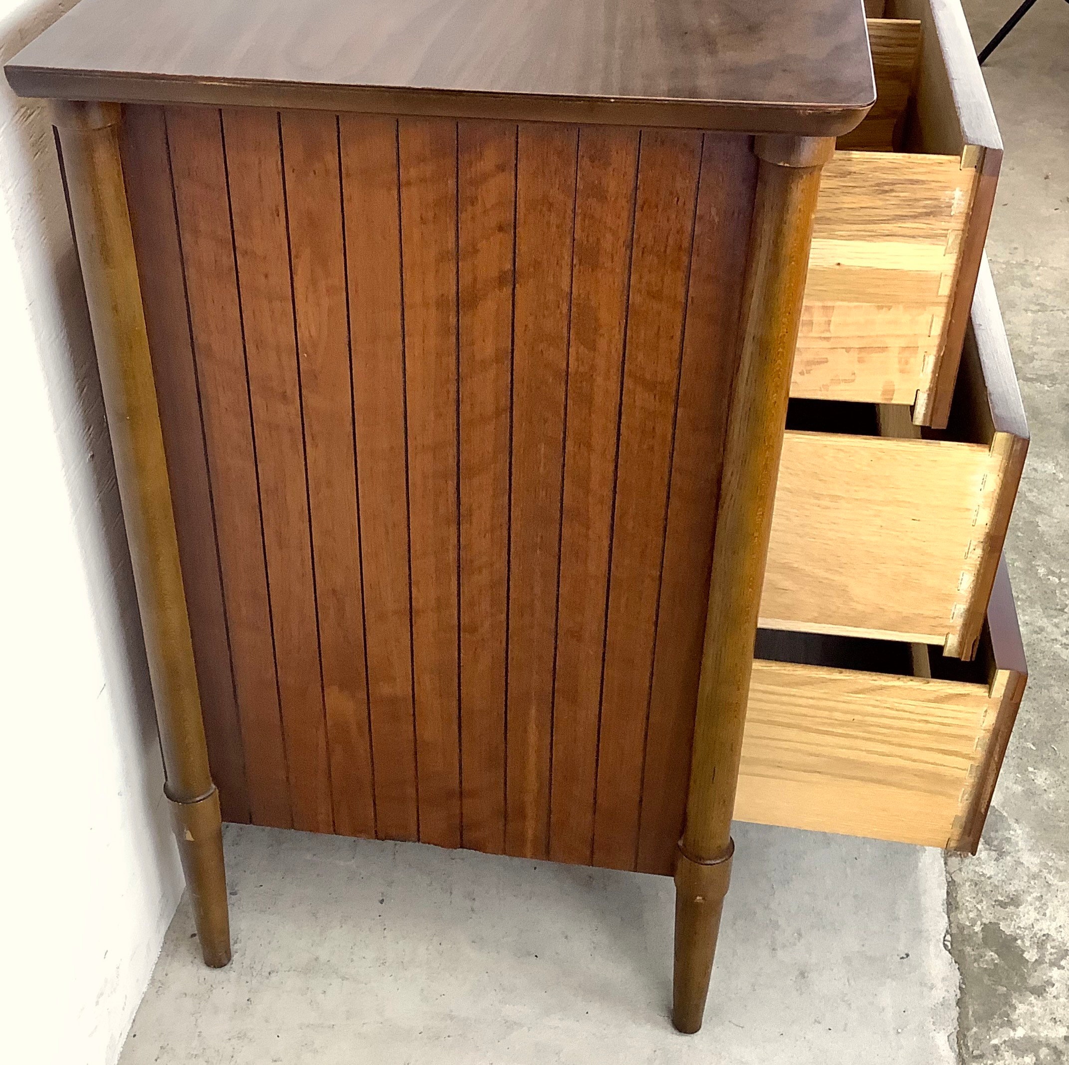 Vintage lane dresser with mirror outlet