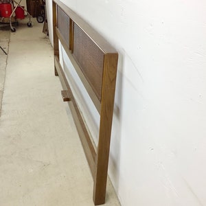 Mid-Century Walnut and Cane Front Headboard King Bild 6