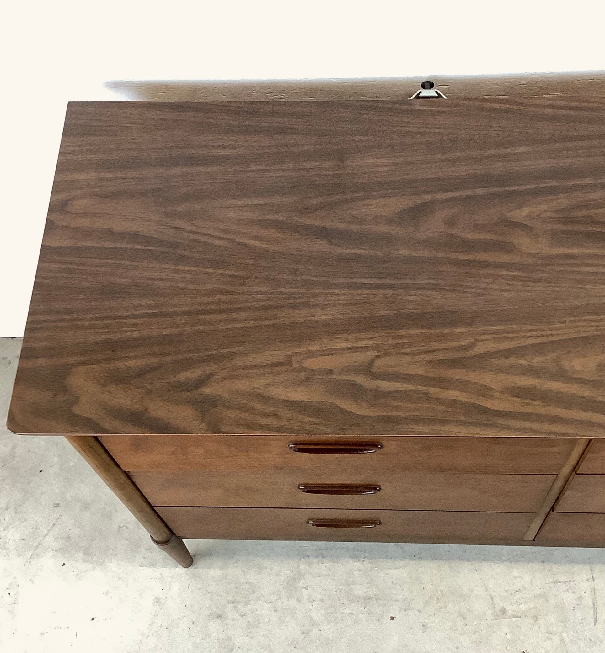 Vintage lane dresser with mirror outlet